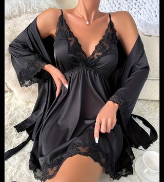 Camisón y bata de satén con encaje