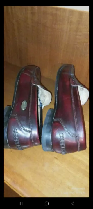 Zapatos de vestir marrones y rojos