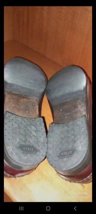 Zapatos de vestir marrones y rojos