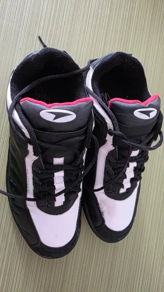 Scarpe Axo nere e bianche 