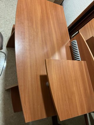 Escritorio de madera marrón