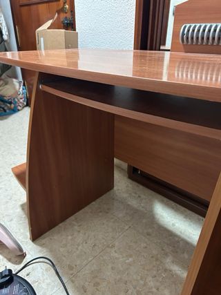 Escritorio de madera marrón