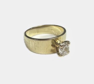Anillo ancho tipo solitario de oro amarillo 18K, T 15