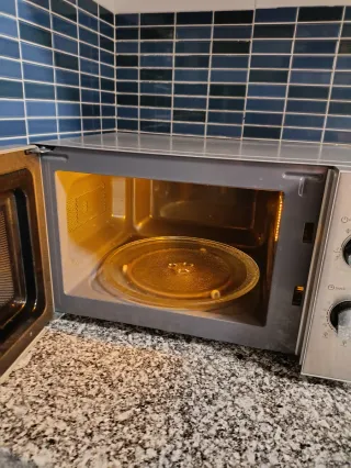 Microondas FLAMA con Grill 1000W.
