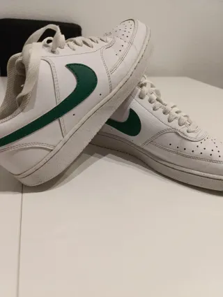 Zapatillas Nike Blancas y Verdes
