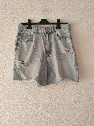 Pantalón corto vaquero desgastado