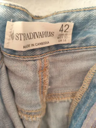 Pantalón corto vaquero desgastado