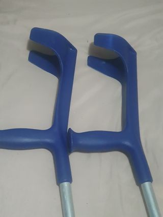 Muletas de aluminio azules casi nuevas