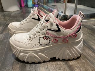 Zapatos plataforma Hello Kitty con cadena