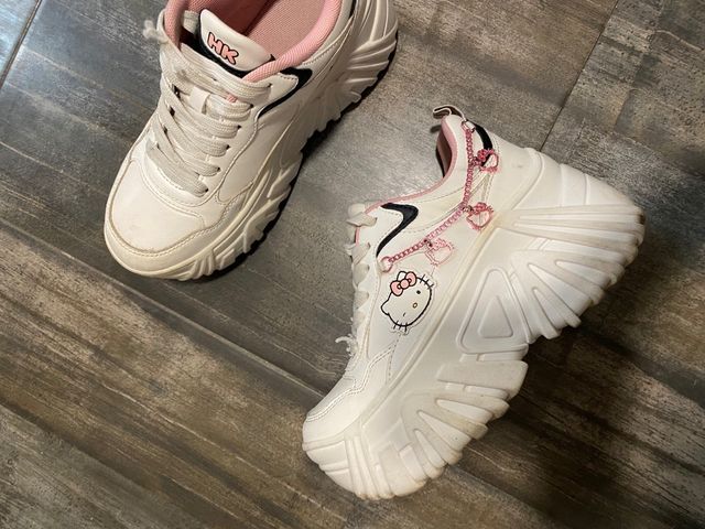 Zapatos plataforma Hello Kitty con cadena