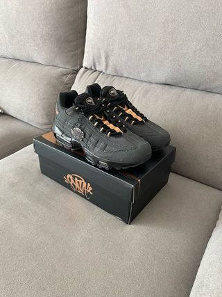 Nike Air Max 95 Negro y Dorado