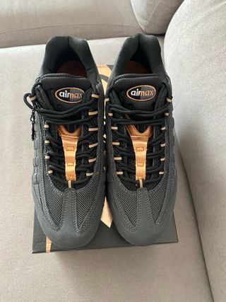 Nike Air Max 95 Negro y Dorado