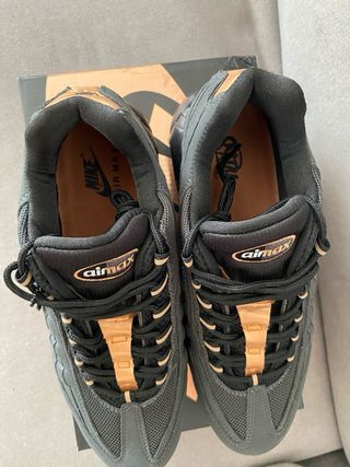 Nike Air Max 95 Negro y Dorado