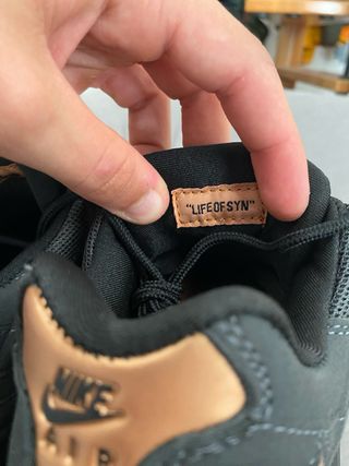 Nike Air Max 95 Negro y Dorado