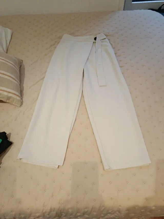 Pantalón blanco  roto efecto falda