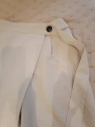 Pantalón blanco  roto efecto falda
