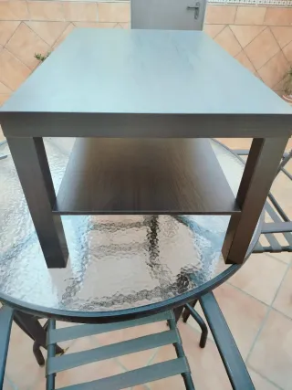 Mesa auxiliar de madera oscura