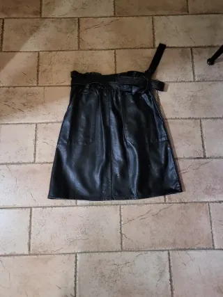 Gonna corta ecopelle nera