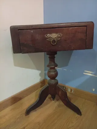 Mesa auxiliar antigua de madera