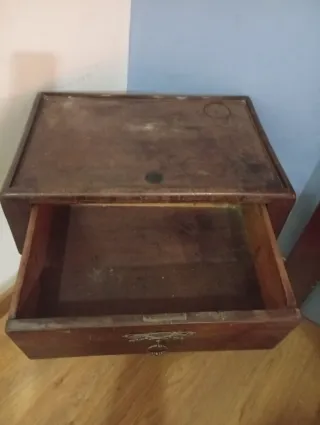 Mesa auxiliar antigua de madera