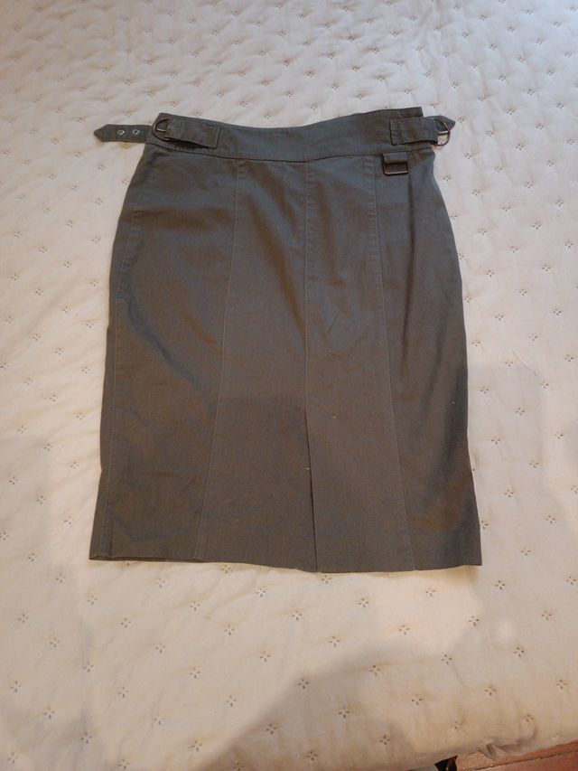Falda tubo marrón topo con hebillas laterales 