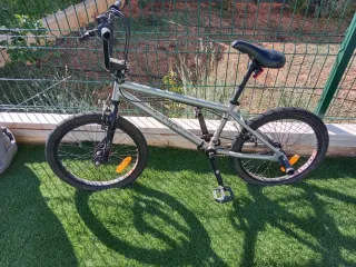 Bici BMX plateada
