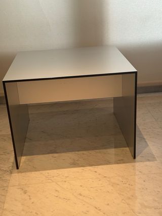 Mesita auxiliar moderna plateada