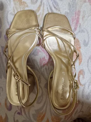 Sandalias Stradivarius doradas talla 39