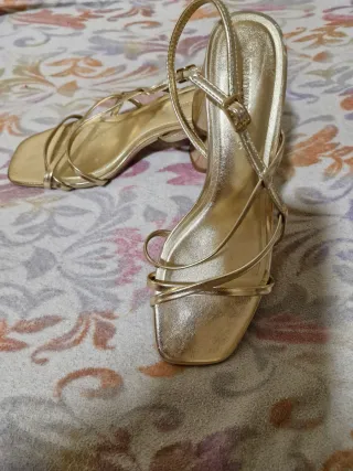 Sandalias Stradivarius doradas talla 39