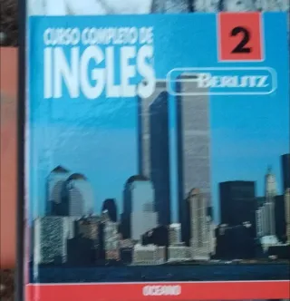 Maletín negro con detalles rojos