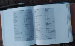 Maletín negro con detalles rojos