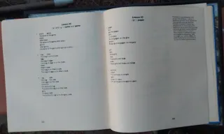 Maletín negro con detalles rojos