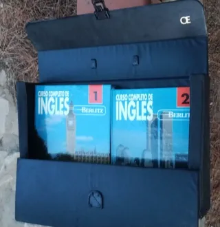 Maletín negro con detalles rojos