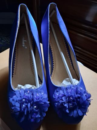 Zapatos de tacón nuevos.