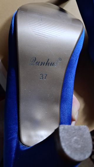 Zapatos de tacón nuevos.