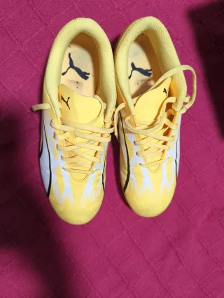 Botines Puma Talla 38. Futbol. Casi nuevos.