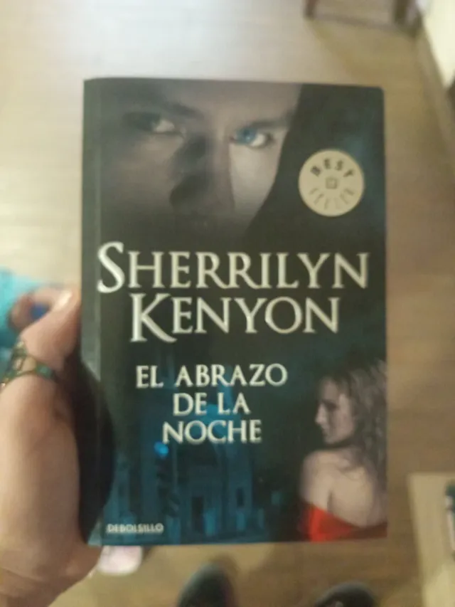 El abrazo de la noche (Cazadores Oscuros 3) (Sp...