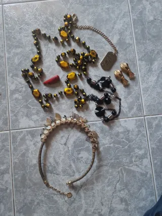 Collares y pendientes dorados y negros