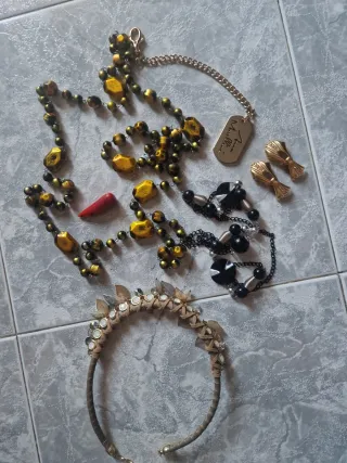 Collares y pendientes dorados y negros