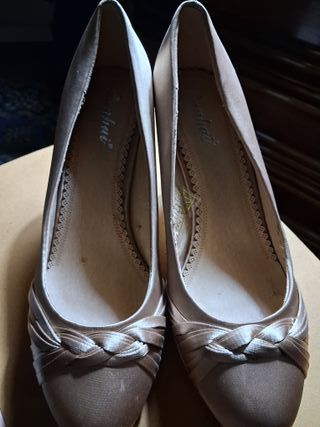 Zapatos de tacón nuevos.
