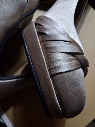 Zapatos de tacón nuevos.