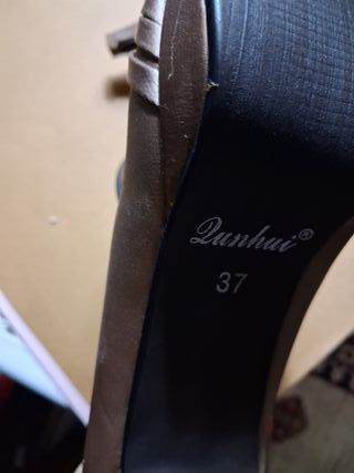 Zapatos de tacón nuevos.