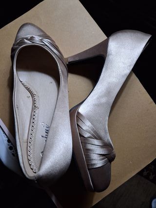 Zapatos de tacón nuevos.