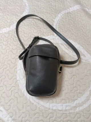Bolso negro de cuero 