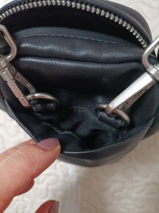 Bolso negro de cuero 