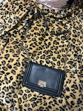 Bolso negro con cadena