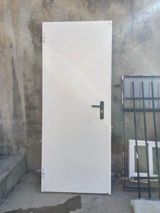 Puerta blanca metálica con manilla