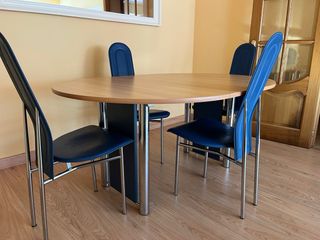 Mesa comedor redonda y 4 sillas azules