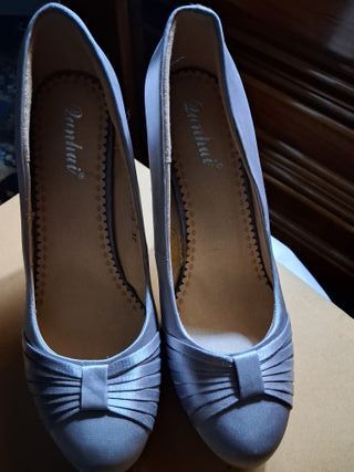 Zapatos de tacón plateados nuevos.