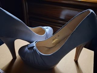 Zapatos de tacón plateados nuevos.
